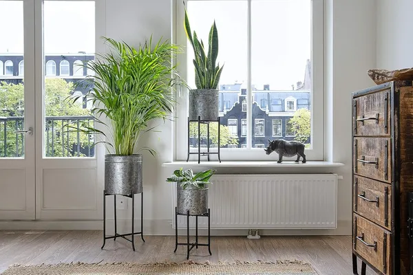 Metal_Plant_Stand_With_Pot