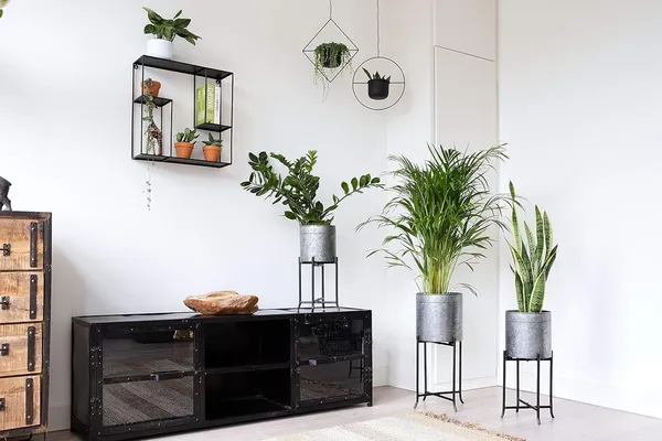 Metal_Plant_Stand_With_Pot