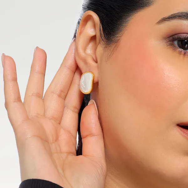 Roe_Golden_Shell_Pearl_Earrings