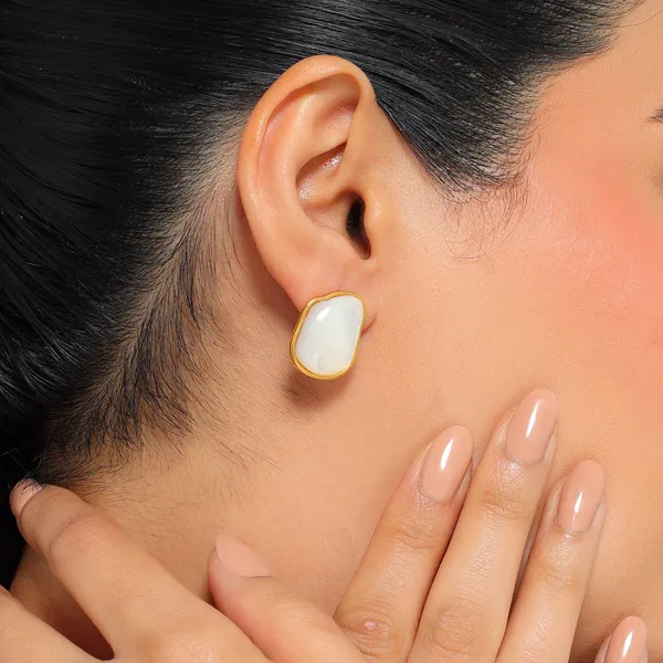 Roe_Golden_Shell_Pearl_Earrings