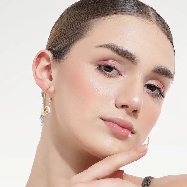 Juno_Golden_Huggies_Pearl_Earrings
