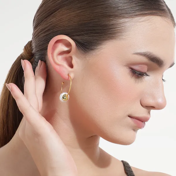 Juno_Golden_Huggies_Pearl_Earrings