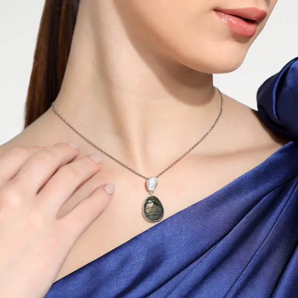 Ava_Silver_Labradorite_Pendant