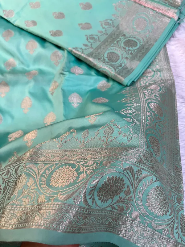 Metallic_Sea_Green_Khaddi_Buti_Weave_Soft_Silk_Banarasi_Saree