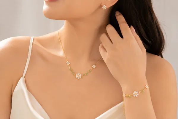 Gold_Stainless_Steel_Premium_And_Elegant_White_Necklace_Set_For_Women
