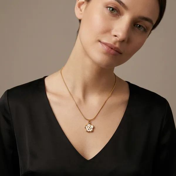 Gold_Stainless_Steel_Premium_And_Elegant_Pendant_Necklace_For_Women