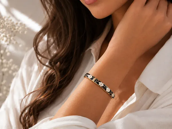 ORNIQUE_Midnight_Daisy_Bangle