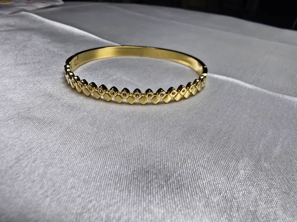 Laurel_Luxe_Bangle