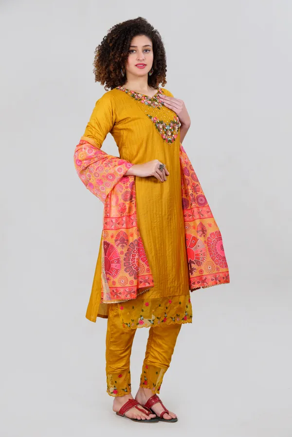 Yellow_Elegant_Design_Cotton_Silk_Blend_Suit_Set_For_Women