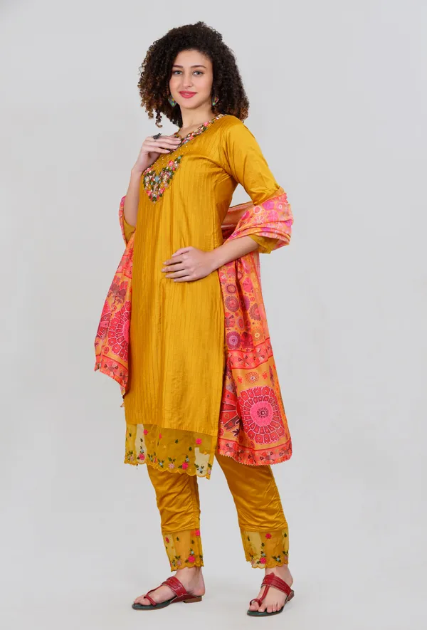 Yellow_Elegant_Design_Cotton_Silk_Blend_Suit_Set_For_Women