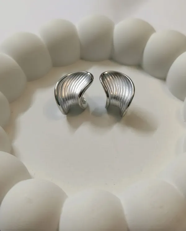Elegant_Silver_Teardrop_Wave_Earrings_For_Women