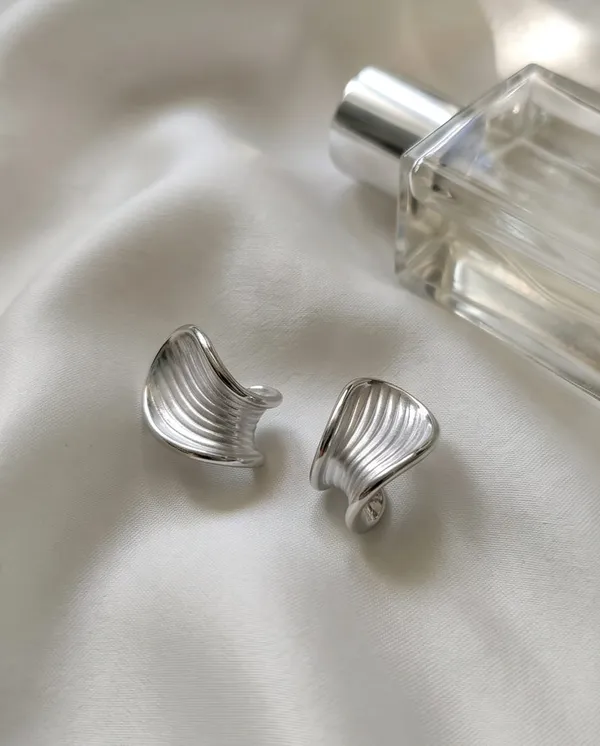 Elegant_Silver_Teardrop_Wave_Earrings_For_Women