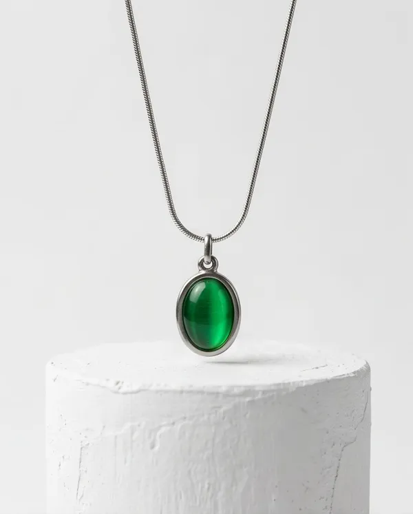 Emerald_Teardrop_Pendant_with_Silver_Necklace_For_Women