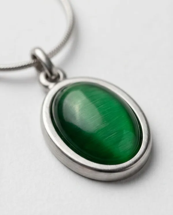 Emerald_Teardrop_Pendant_with_Silver_Necklace_For_Women