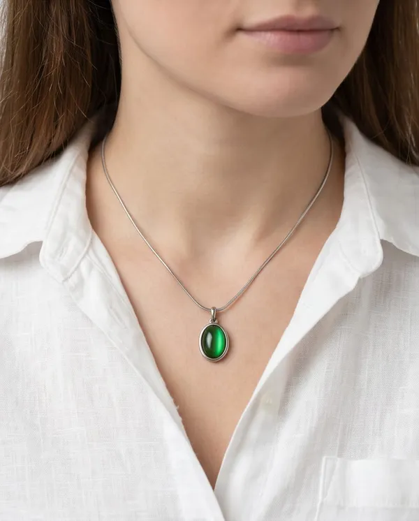 Emerald_Teardrop_Pendant_with_Silver_Necklace_For_Women