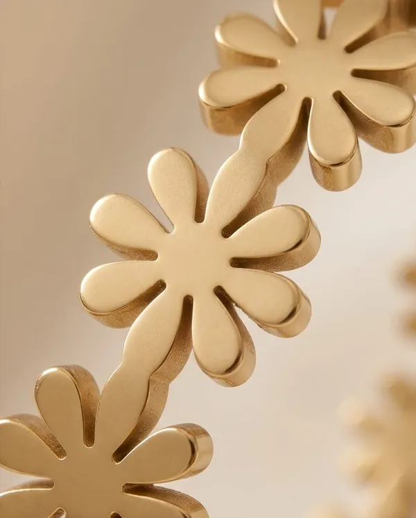 Gold-Plated_Stainless_Steel_Daisy_Flower_Design_Bracelet_for_Women
