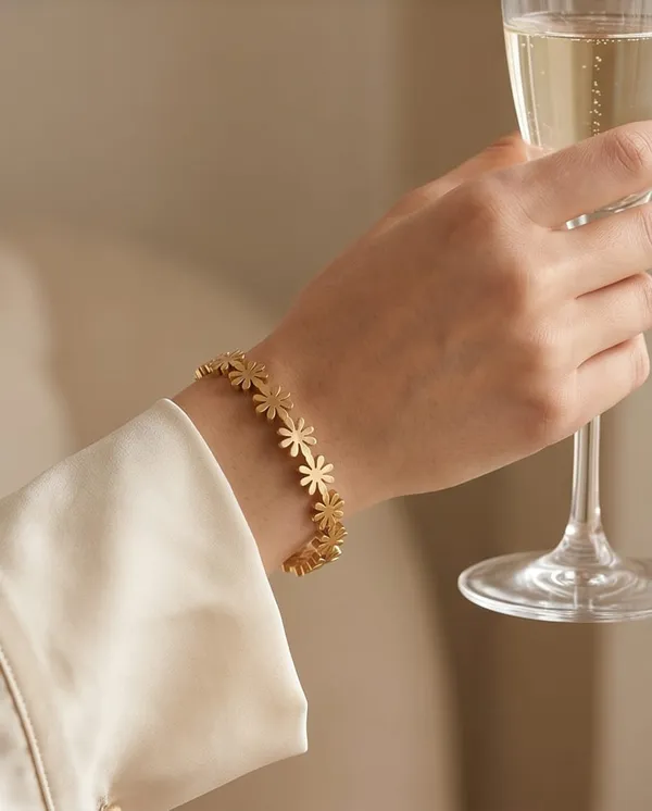Gold-Plated_Stainless_Steel_Daisy_Flower_Design_Bracelet_for_Women