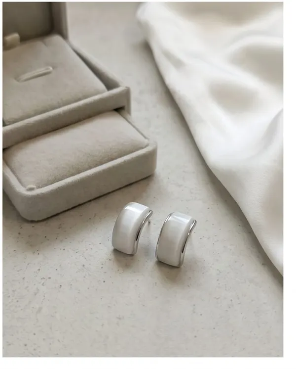 Minimalist_White_Cat's_Eye_Silver_Wide-Band_Studs