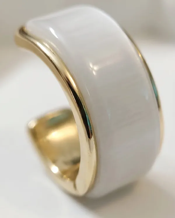 Minimalist_White_Cat's_Eye_Gold_Wide-Band_Studs