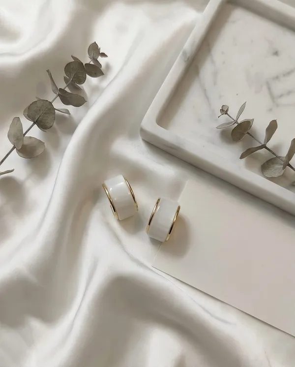 Minimalist_White_Cat's_Eye_Gold_Wide-Band_Studs