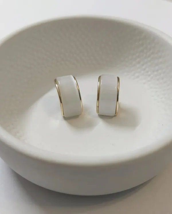 Minimalist_White_Cat's_Eye_Gold_Wide-Band_Studs