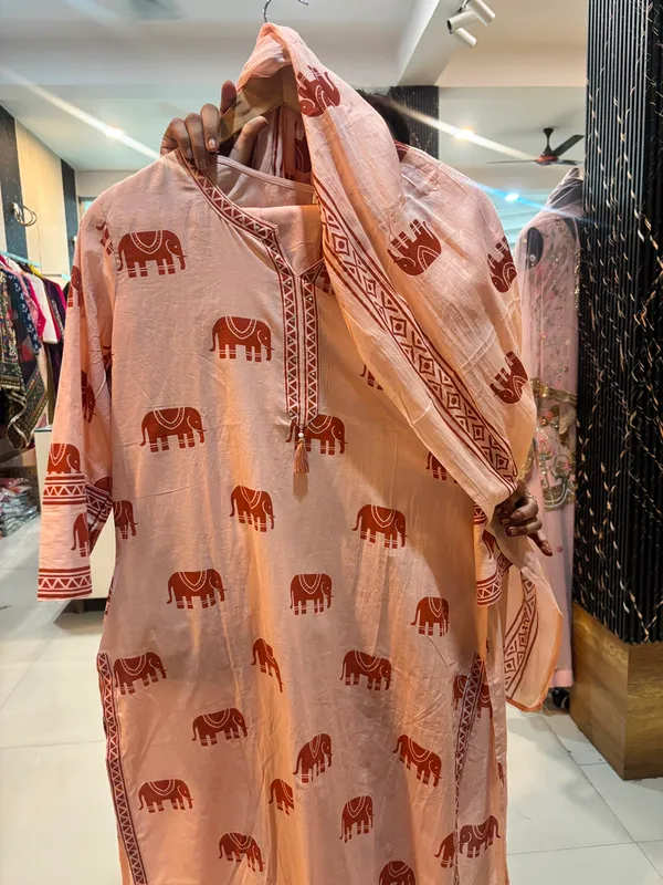 Peach_Elephant_Print_Suit_Set_For_Women_(with_Dupatta)