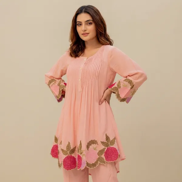 Peach_Georgette_Pintuck_Floral_Embroidered_Kurta_Set_For_Women