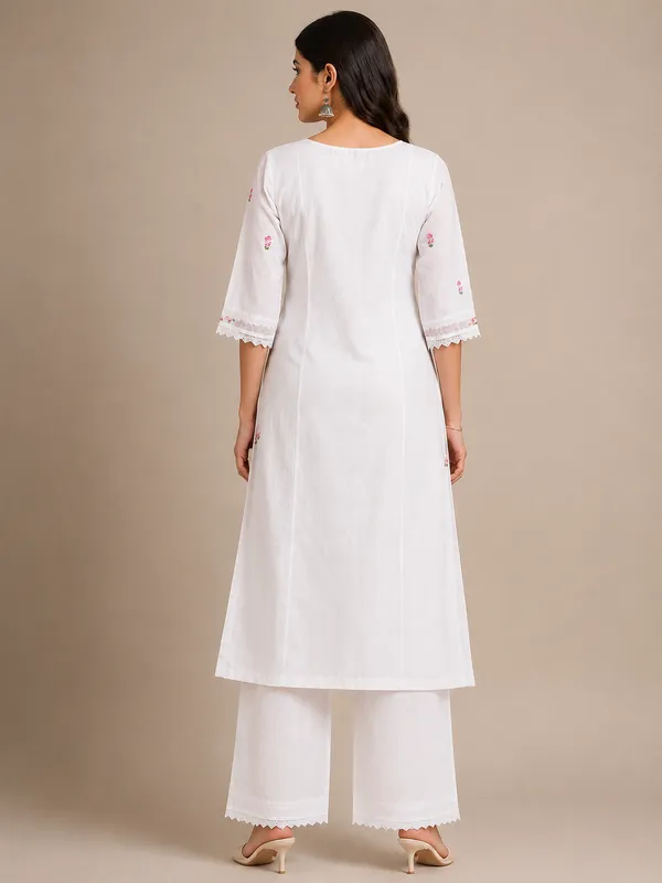 White_Cotton_Floral_Embroidered_Kurta_Pajama_Set_For_Women
