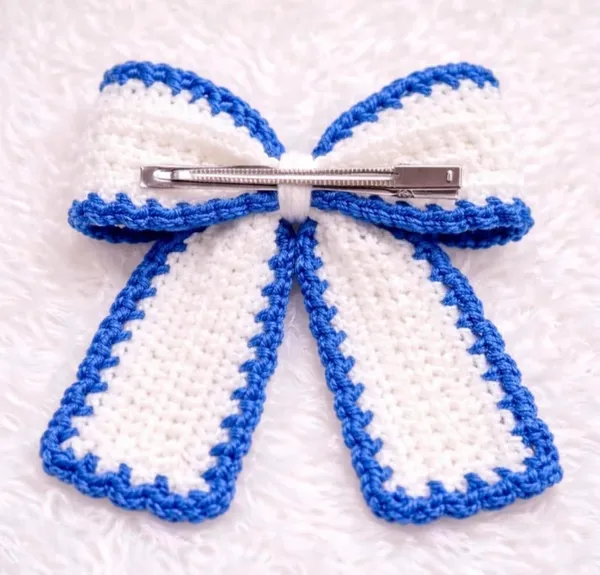 white_bow_with_blue_border_clip