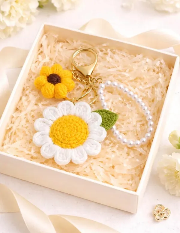 white_flower_and_sunflower_keychain