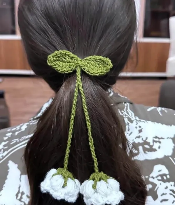 white_lily_hair_clip