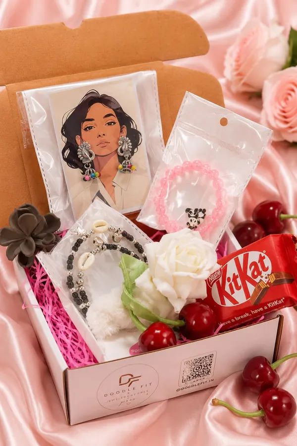 Hamper_of_6_things._Gift_for_Girlfriend,_Sister_or_friend