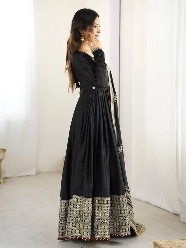 Black_Chinon_Anarkali_Set_For_Women