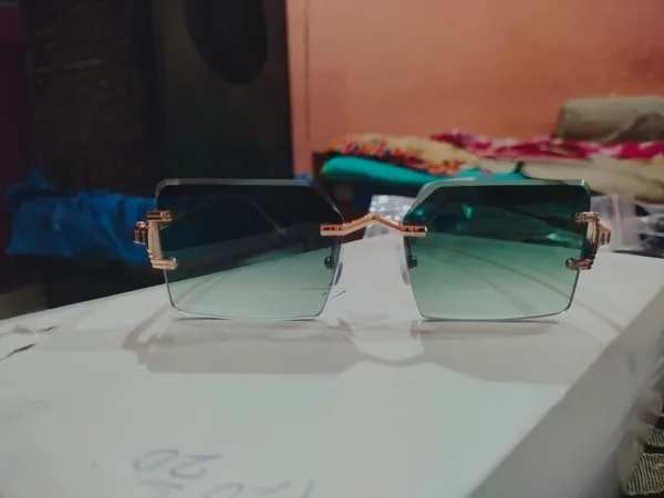 Gold_Frame_Rectangular_Sunglasses_for_Adults
