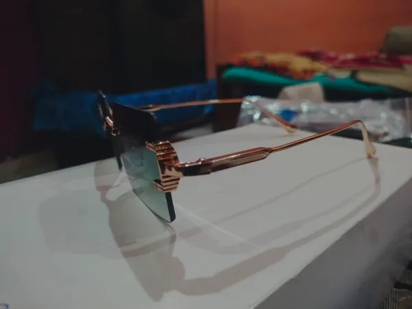 Gold_Frame_Rectangular_Sunglasses_for_Adults