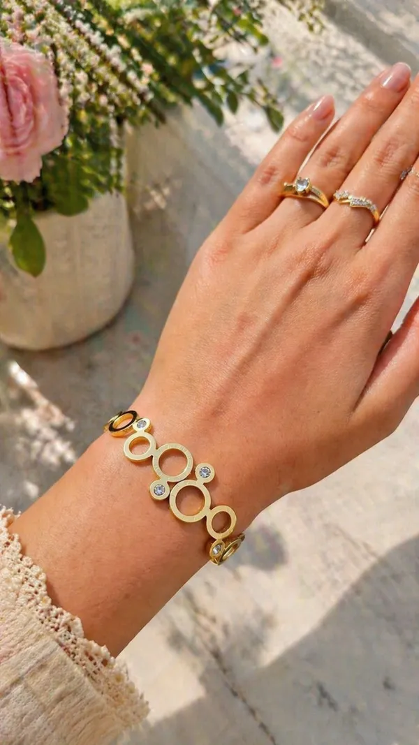 Gold_Tone_Circle_Link_Bracelet_With_Crystal_Accents