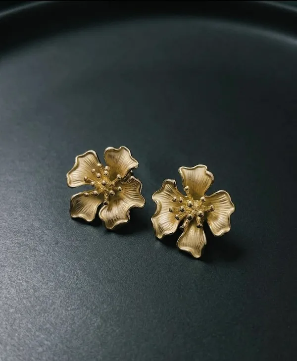 Gold_Floral_Stud_Earrings_For_Women