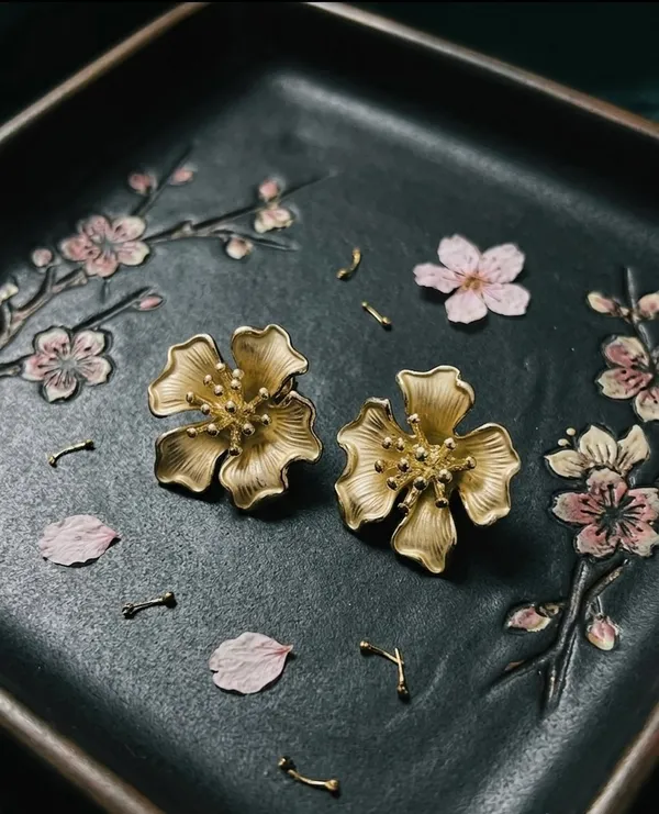 Gold_Floral_Stud_Earrings_For_Women