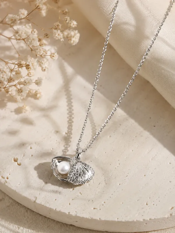 Silver_Plated_Shell_Pendant_Necklace_For_Women_|_Minimal_Sea_Shell_Charm_Chain