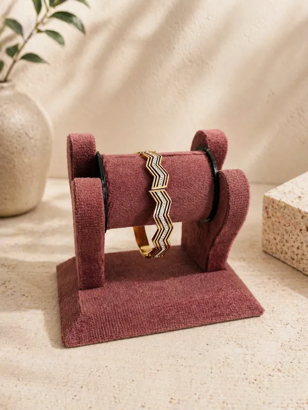 Gold_Tone_Zigzag_Crystal_Embellished_Bangle_Bracelet