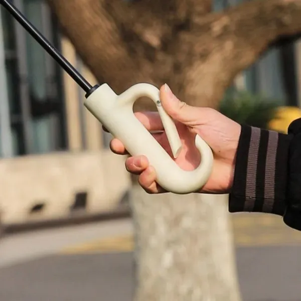 Folding_Umbrella_With_Carabiner_Handle