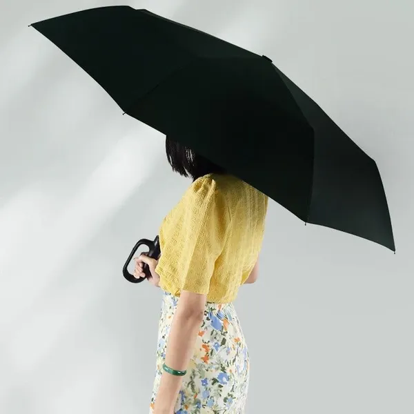 Folding_Umbrella_With_Carabiner_Handle