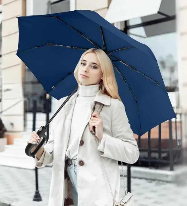 Folding_Umbrella_With_Carabiner_Handle