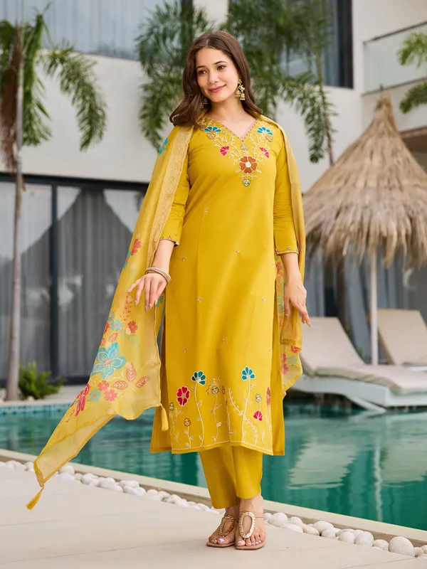 Neeva_store_Viscose_Yellow_Color_Kurta_Suit_Set