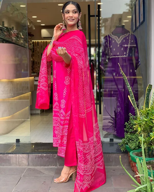 Neeva_store_Crepe_Pink_Color_Kurta_Suit_Set