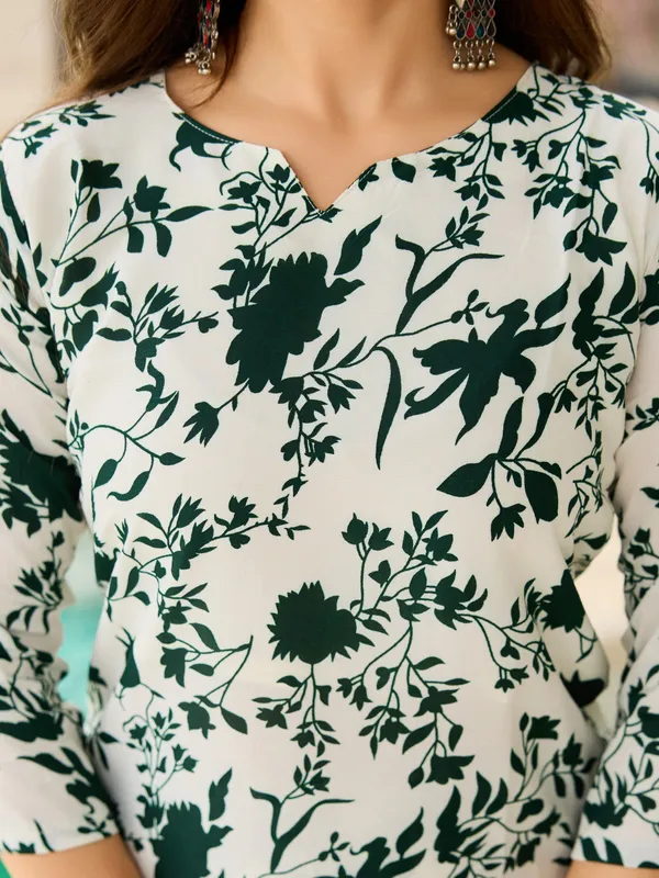 Neeva_store_Silk_Blend_Green_Color_Kurta_Suit_Set