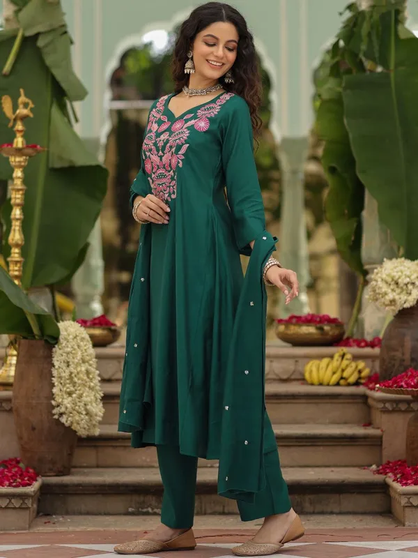 Neeva_store_Viscose_Green_Color_Kurta_Suit_Set