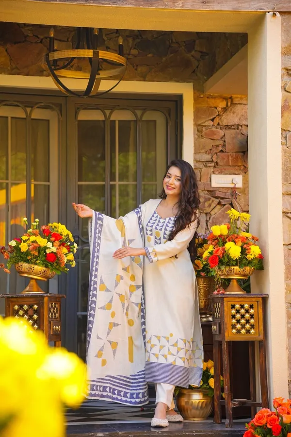 Neeva_store_Muslin_White_Color_Kurta_Suit_Set