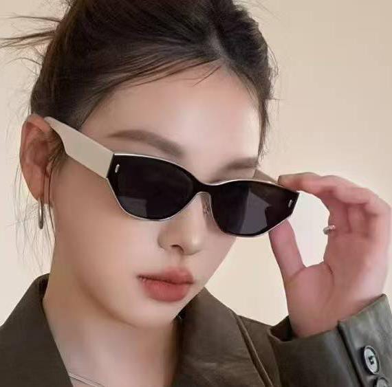 Korean_Premium_Quality_Women_Cat-Eye_Fashion_Sunglasses_with_Cream_Frame_&_Black_Lens_–_Trendy_UV_Protection_Shades_for_Everyday_Style."