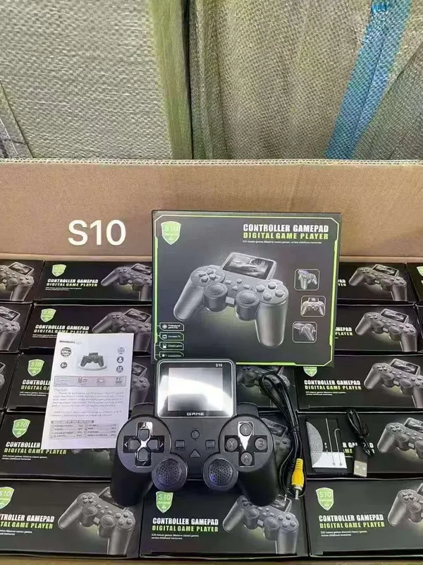 Handheld_Gaming_Console_With_Gamepad_Controller